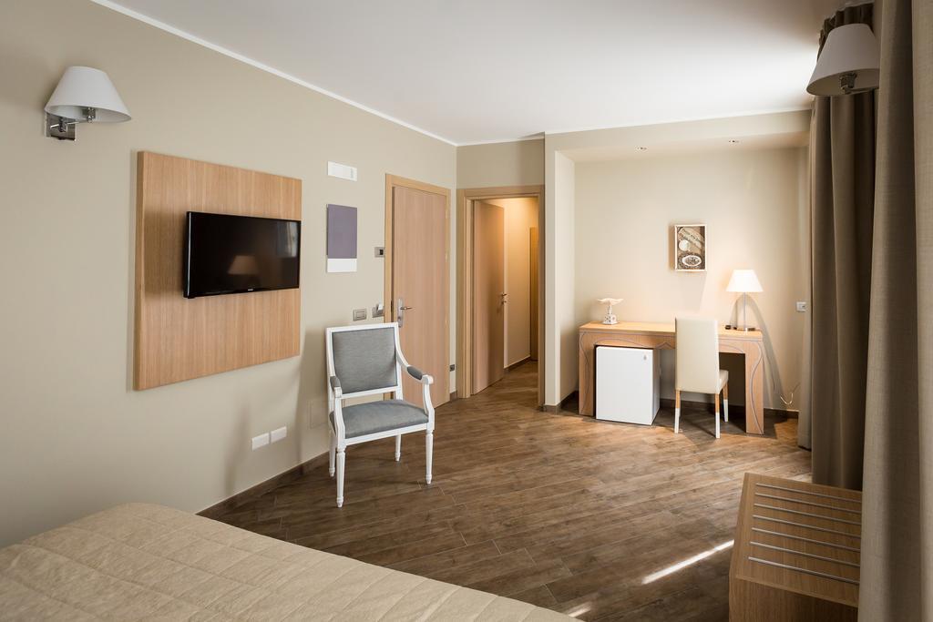Hotel Monteverde Акуи Терме Екстериор снимка