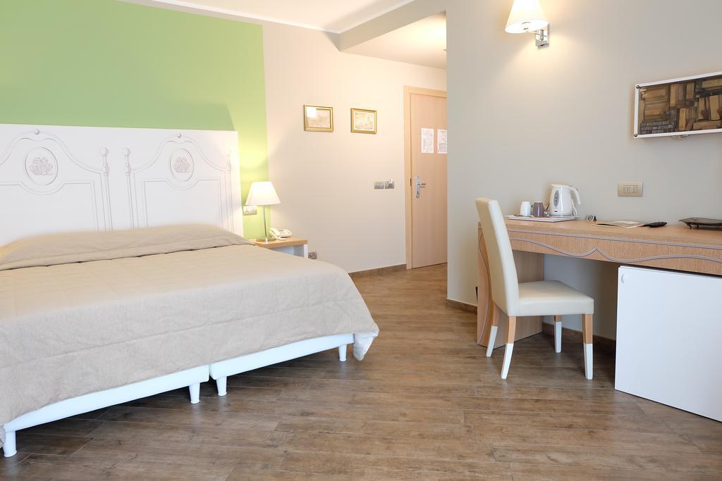 Hotel Monteverde Акуи Терме Екстериор снимка